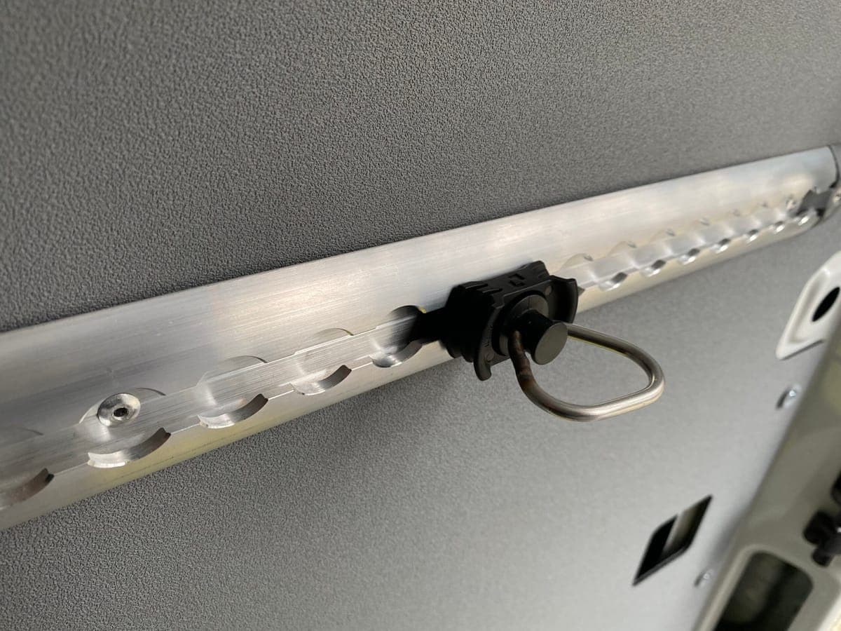 Listwa AIRLINE montowana bez ingerencji w konstrukcję auta