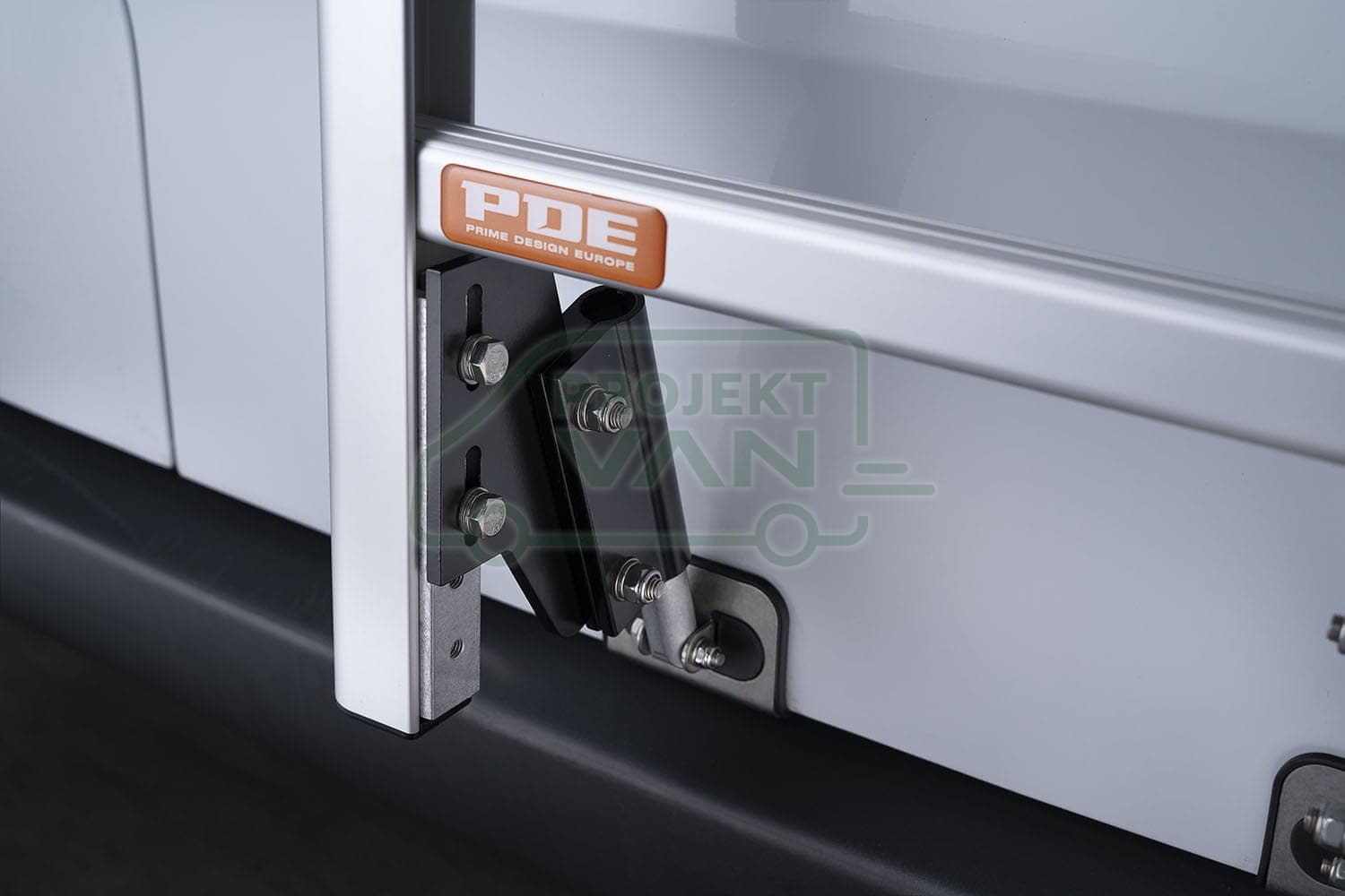 Aluminiowa drabinka na tylne drzwi Mercedes Sprinter II ( 06-18 ) / VW Crafter I ( 06-17 ) L1H1 i L2H1 — widok 3