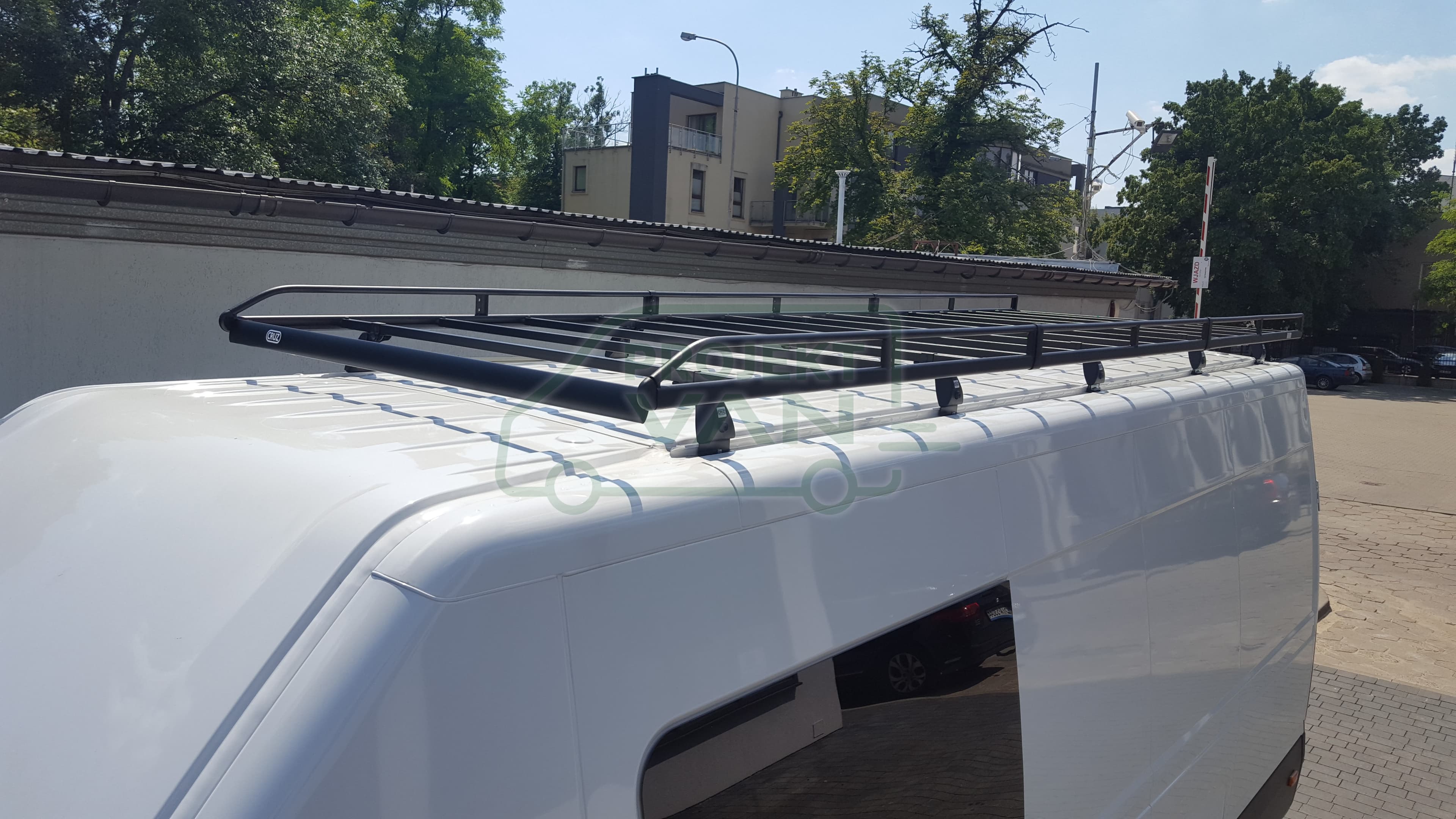 Platforma dachowa Iveco Daily ( 14 - ) CRUZ EVO E30-140 ( model 3520H2 - 10,8 m3 z 3 punktami montażowymi ) — widok 3