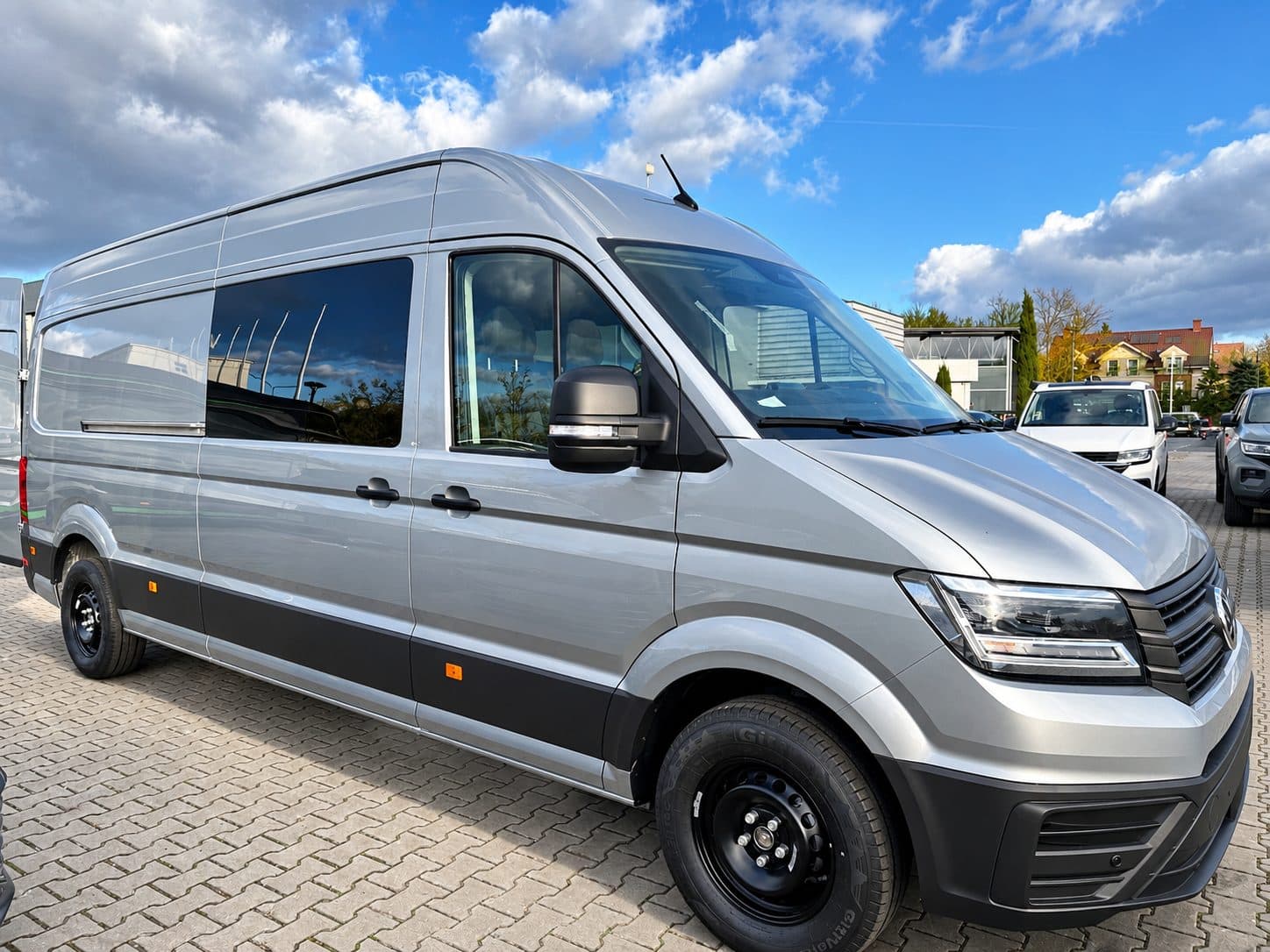 Volkswagen Crafter z zabudową brygadową — realizacja Projekt VAN