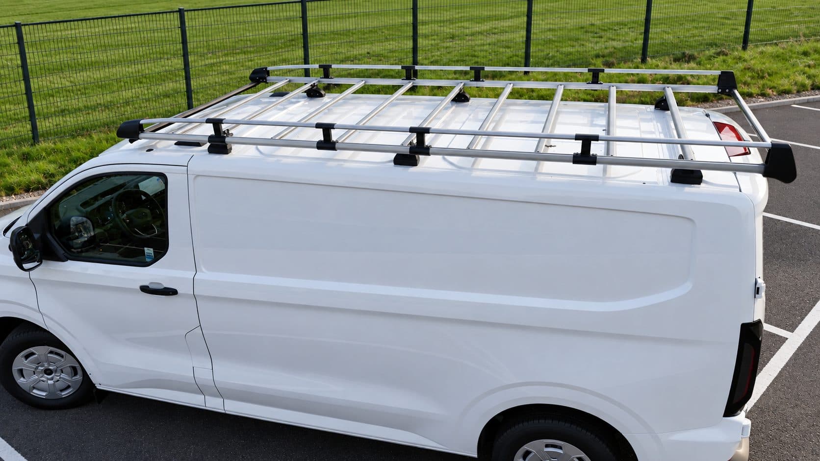 Auto z aluminiową platformą dachową