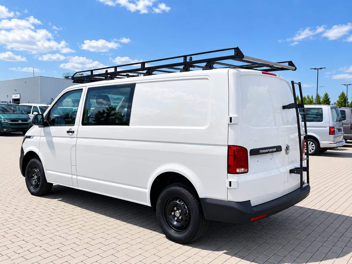 VW Transporter z platformą dachową i drabiną