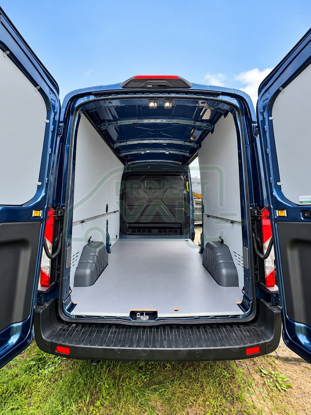 Okładziny boczne z plastiku ABS – Ford Transit L3H3 3750 — widok 3