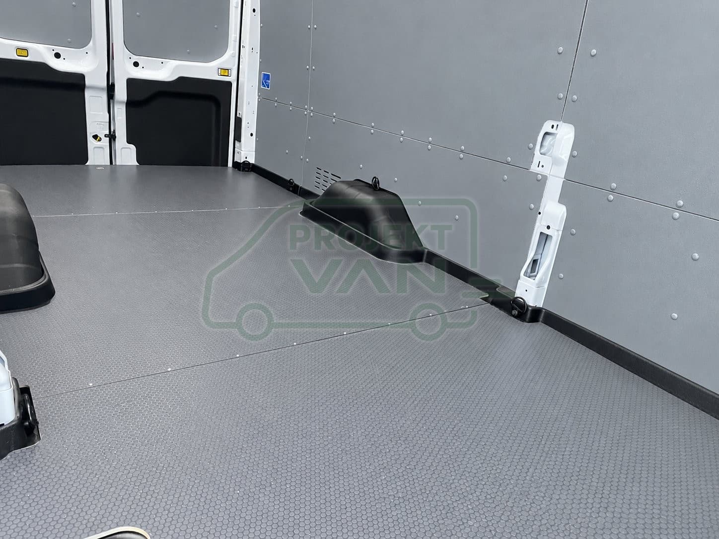 Podłoga ze sklejki z warstwą antypoślizgową – Szara – Ford Transit L4H3 3750 — widok 4
