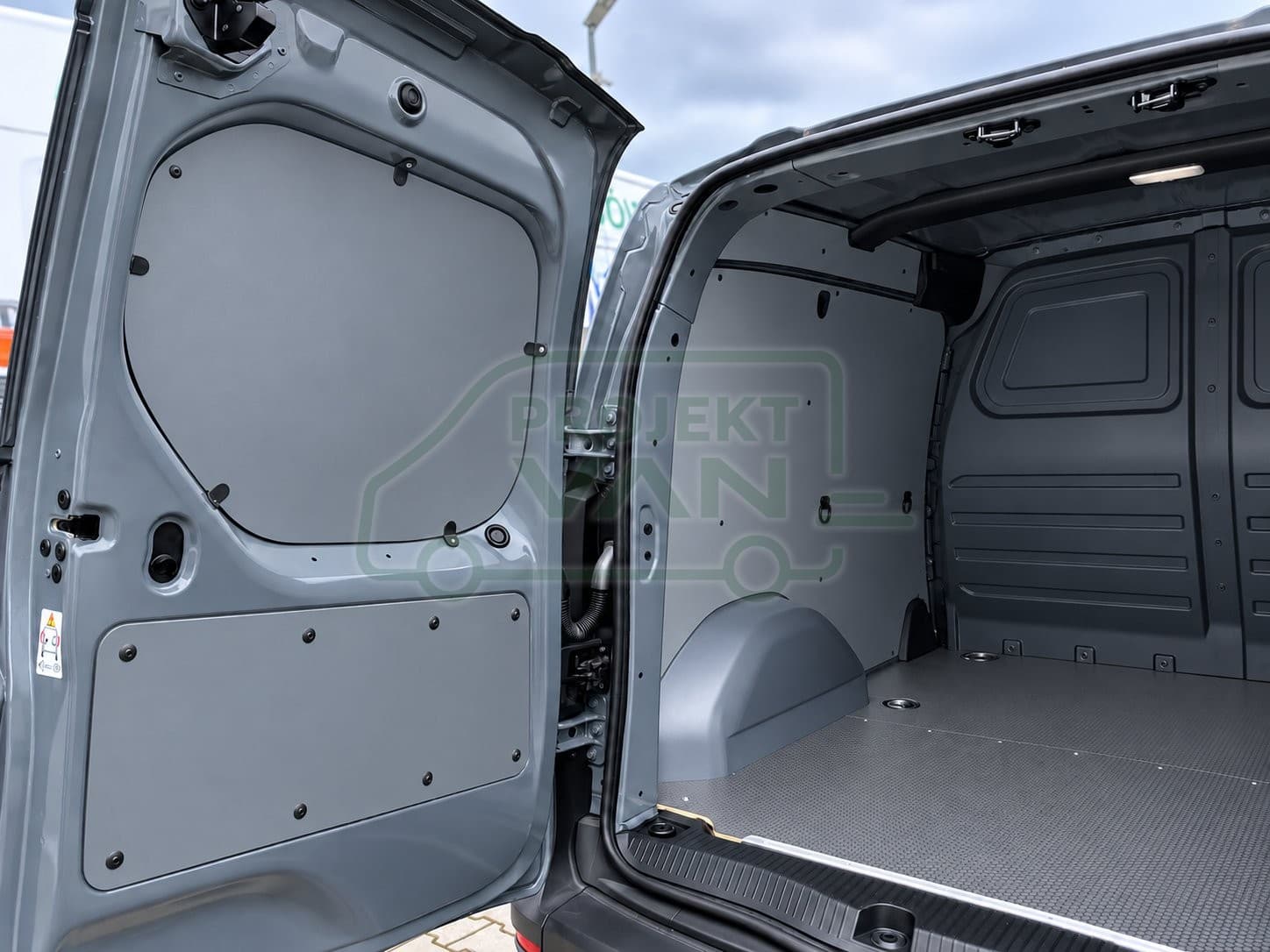 Podłoga ze sklejki z warstwą antypoślizgową – Szara – Mercedes Citan L1 2716 — widok 4
