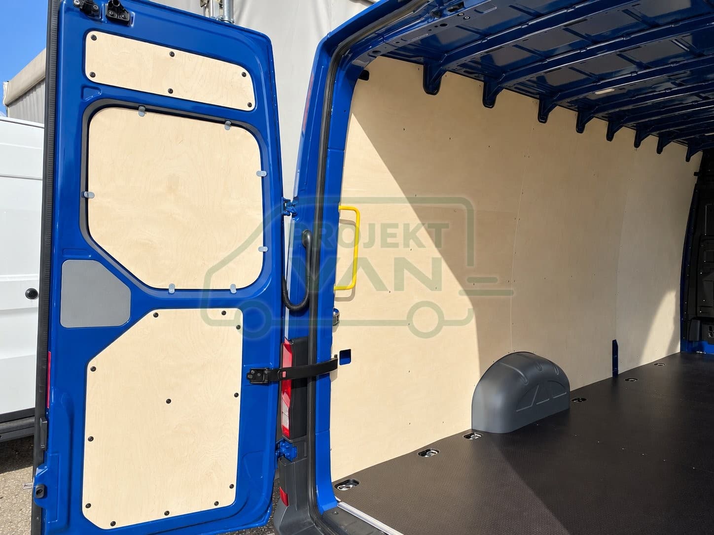 Podłoga ze sklejki z warstwą antypoślizgową – Brązowa – VW Crafter L5H3 4490 — widok 4