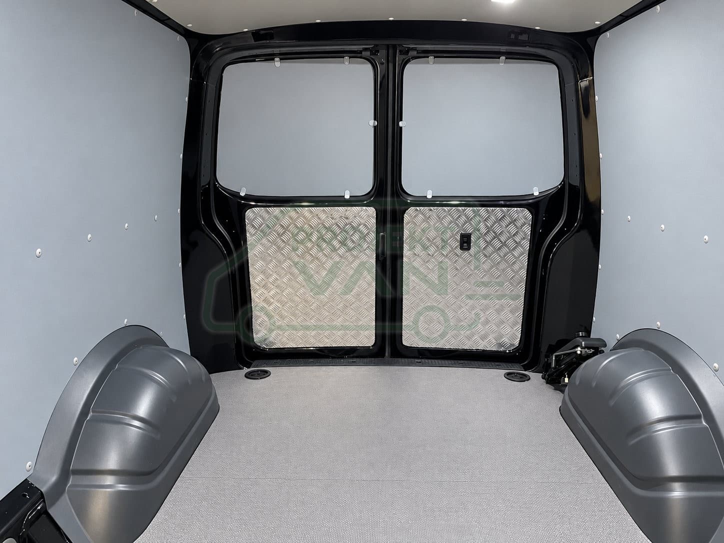 Podłoga ze sklejki z warstwą antypoślizgową – Szara – VW T6.1 L1H1 3000 — widok 3