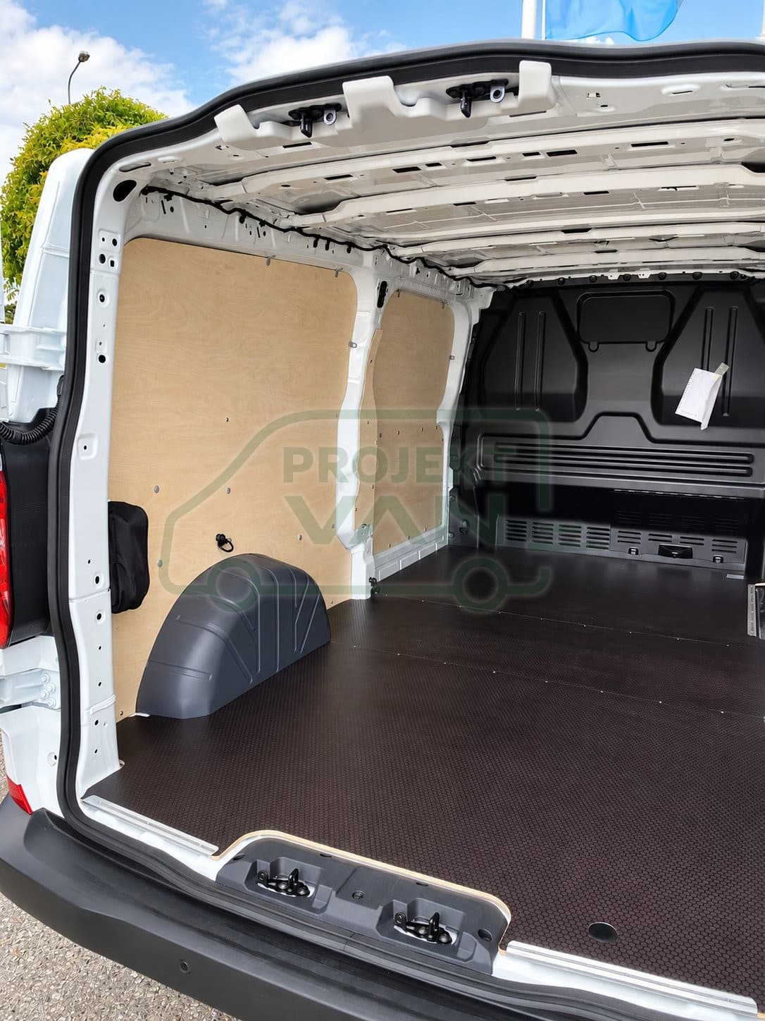 Podłoga ze sklejki z warstwą antypoślizgową – Brązowa – VW T7 L2H1 3500 SD2 — widok 3