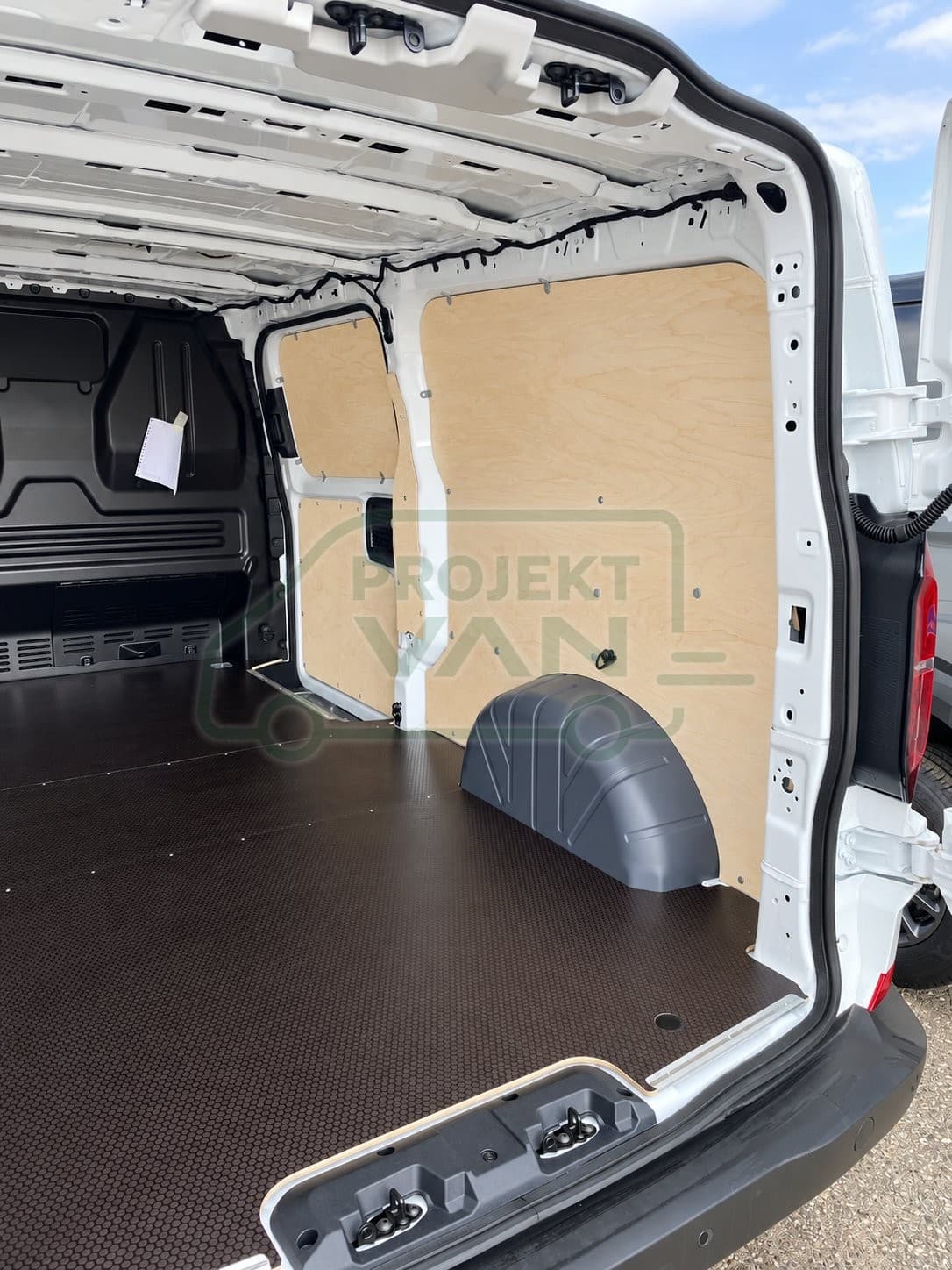 Podłoga ze sklejki z warstwą antypoślizgową – Brązowa – VW T7 L2H1 3500 SD2 — widok 4