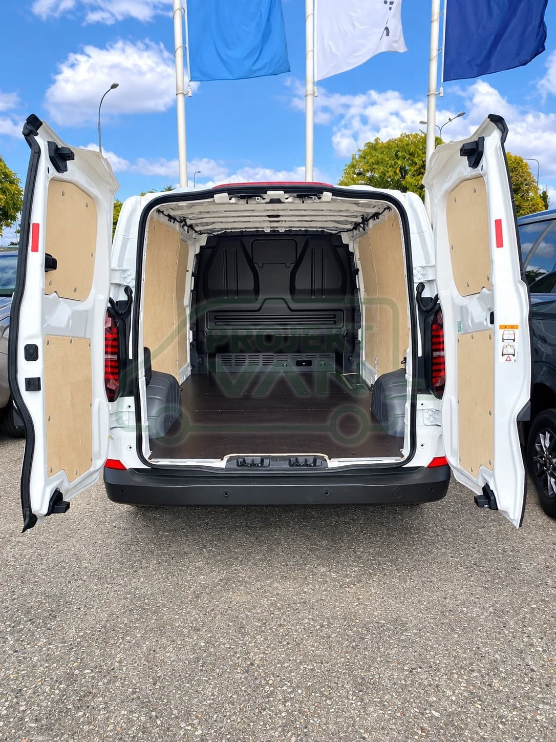 Podłoga ze sklejki z warstwą antypoślizgową – Brązowa – Ford Transit Custom L2H1 3500 — widok 3