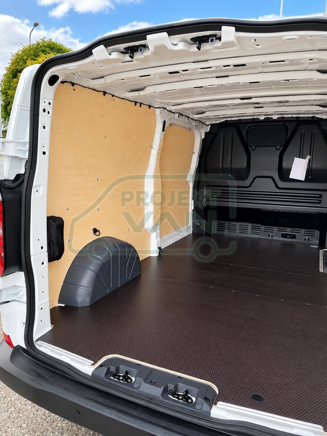 Podłoga ze sklejki z warstwą antypoślizgową – Brązowa – Ford Transit Custom L2H1 3500 — widok 4