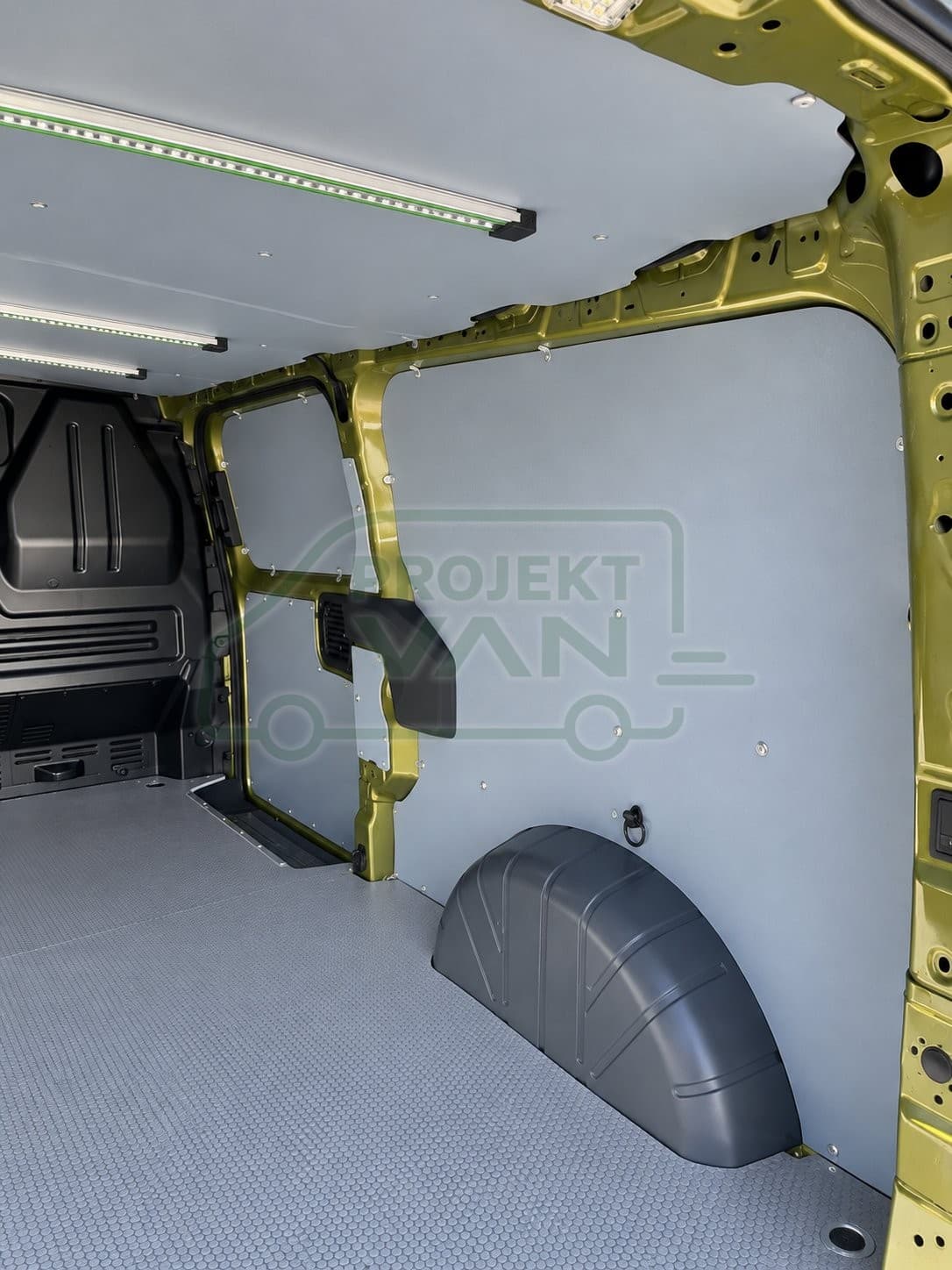 Podłoga ze sklejki z warstwą antypoślizgową – Szara – Ford Transit Custom L2H1 3500 — widok 3