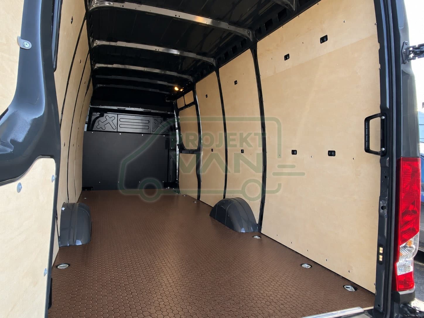 Podłoga ze sklejki z warstwą antypoślizgową – Brązowa – Iveco Daily 14 L3H2 4100 16 m3 — widok 3