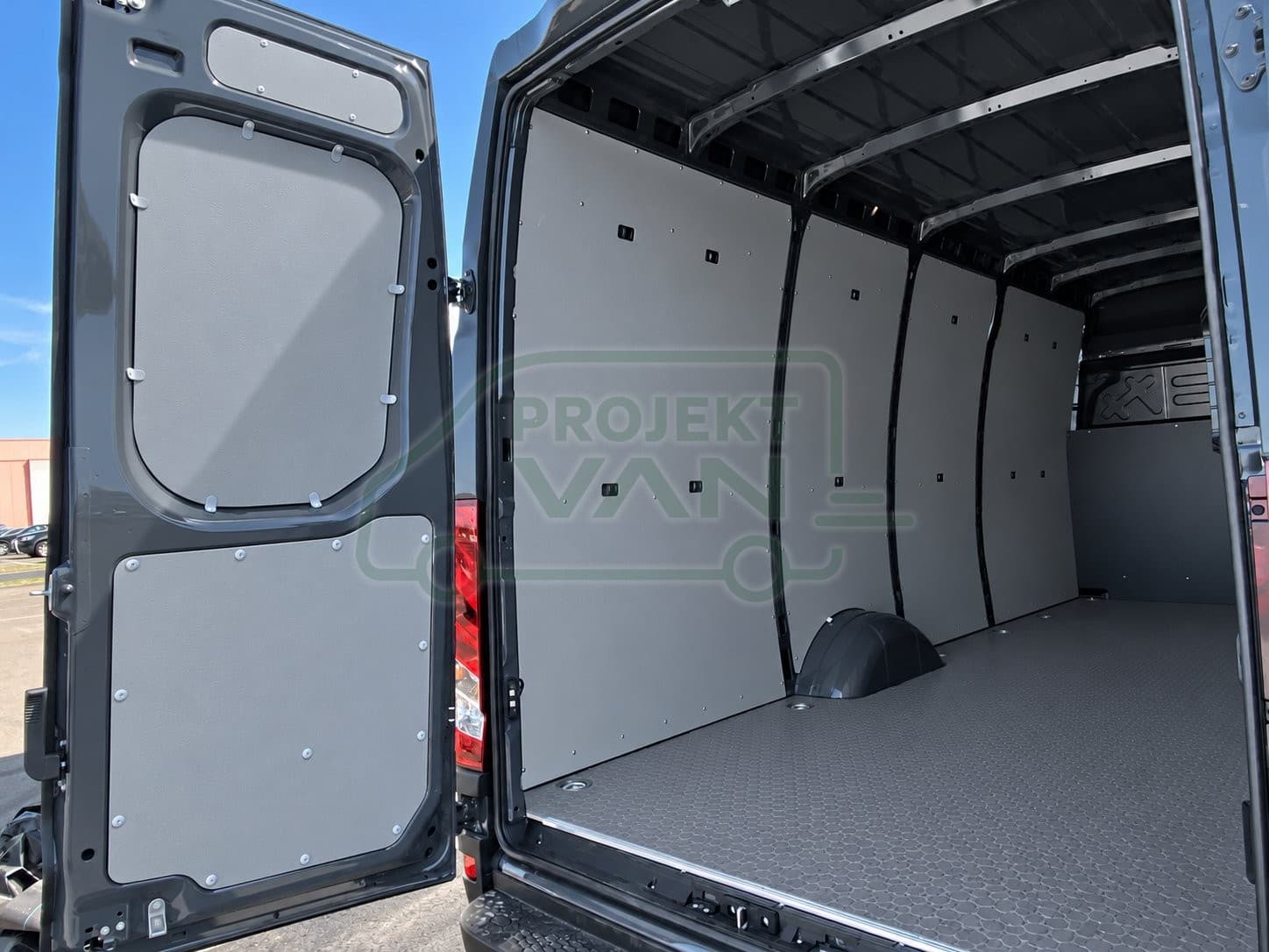 Podłoga ze sklejki z warstwą antypoślizgową – Szara – Iveco Daily 14 L3H2 4100 16 m3 — widok 3