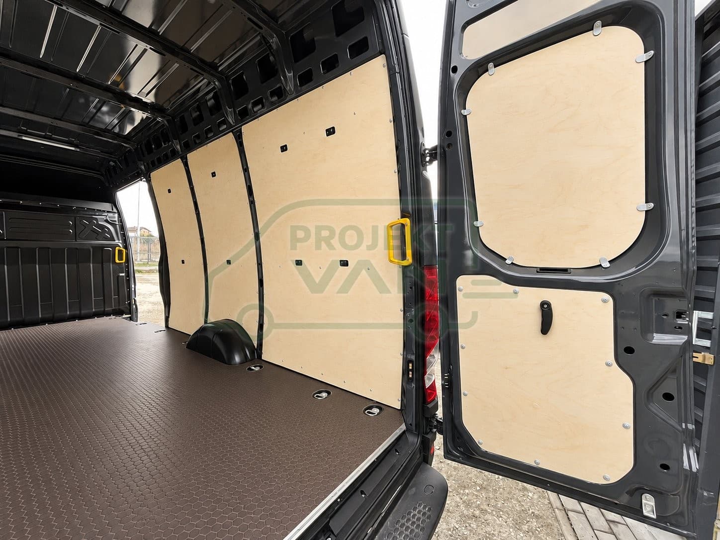 Podłoga ze sklejki z warstwą antypoślizgową – Brązowa – Iveco Daily 14 L3LH2 4100 17,5 m3 — widok 2