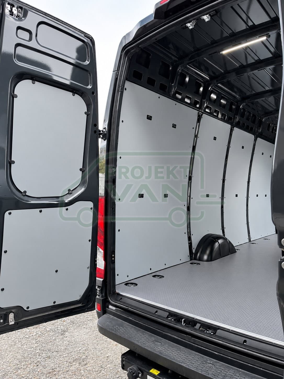 Podłoga ze sklejki z warstwą antypoślizgową – Szara – Iveco Daily 14 L3LH2 4100 17,5 m3 — widok 3