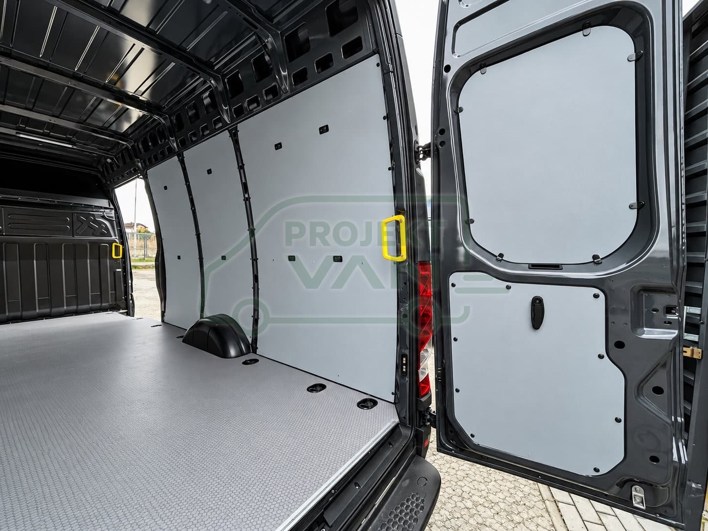Podłoga ze sklejki z warstwą antypoślizgową – Szara – Iveco Daily 14 L3LH2 4100 17,5 m3 — widok 4