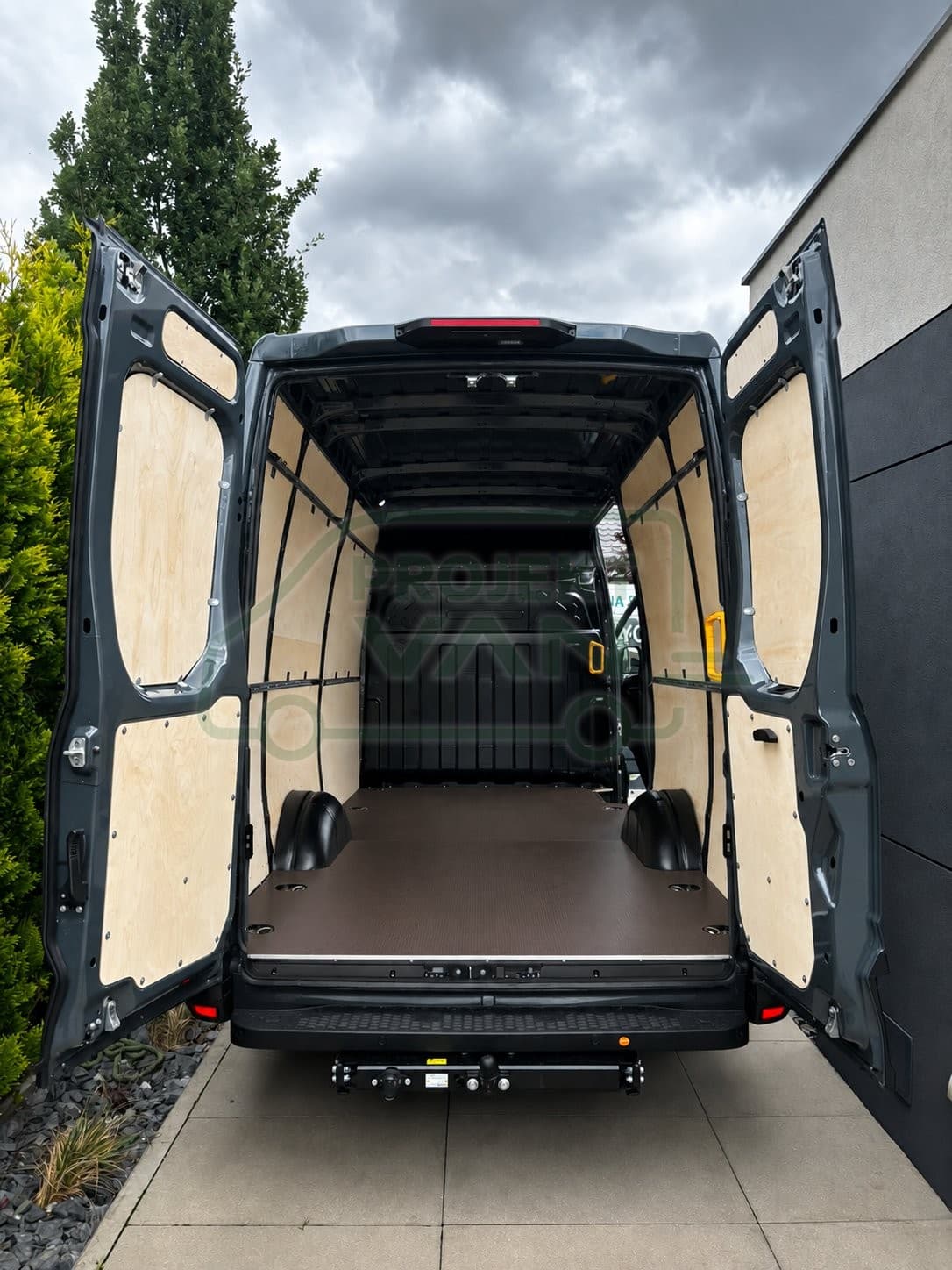 Podłoga ze sklejki z warstwą antypoślizgową – Brązowa – Iveco Daily 14 L1H1 3000 7,3 m3 — widok 3