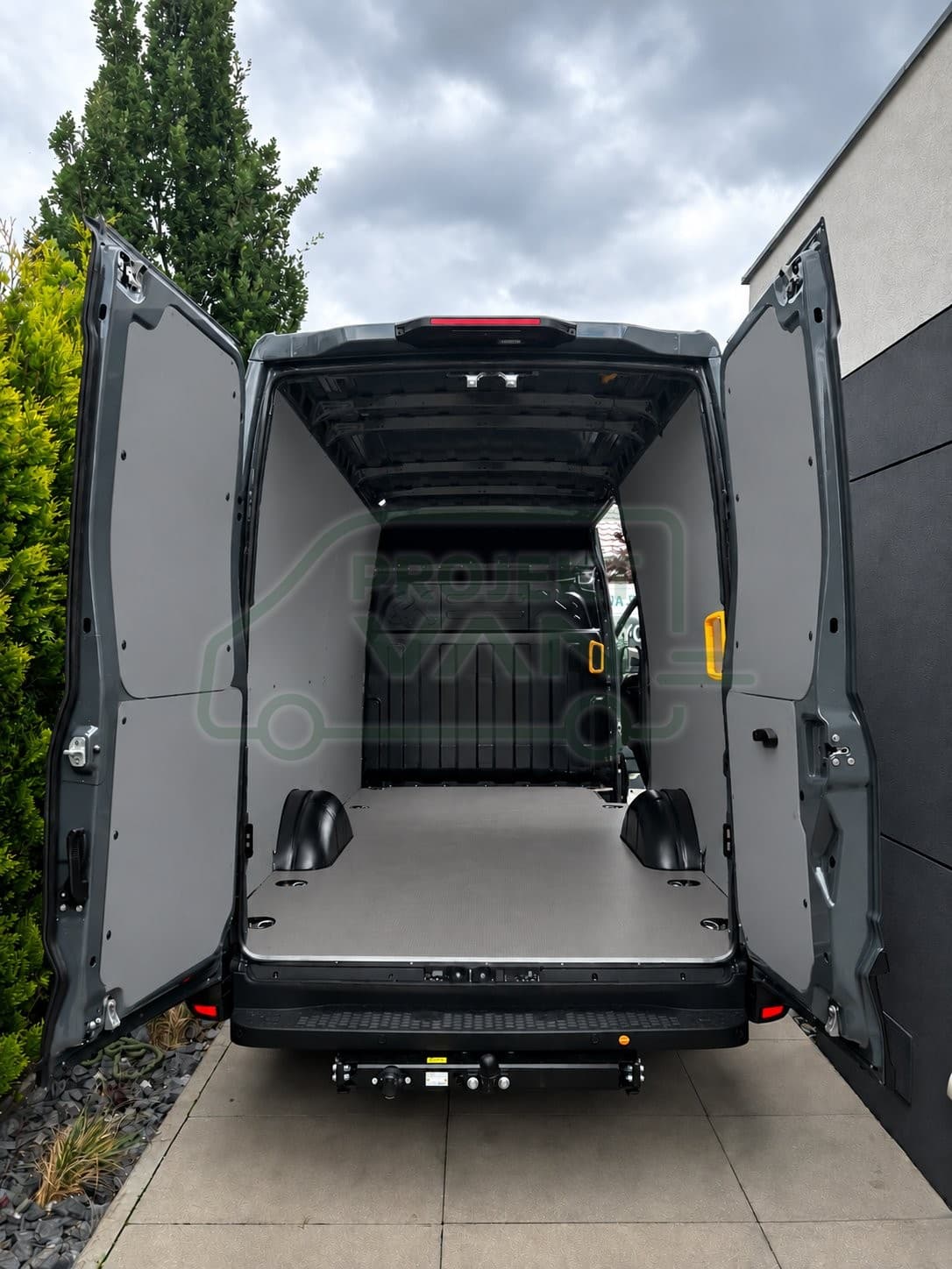 Podłoga ze sklejki z warstwą antypoślizgową – Szara – Iveco Daily 14 L1H1 3000 7,3 m3 — widok 3