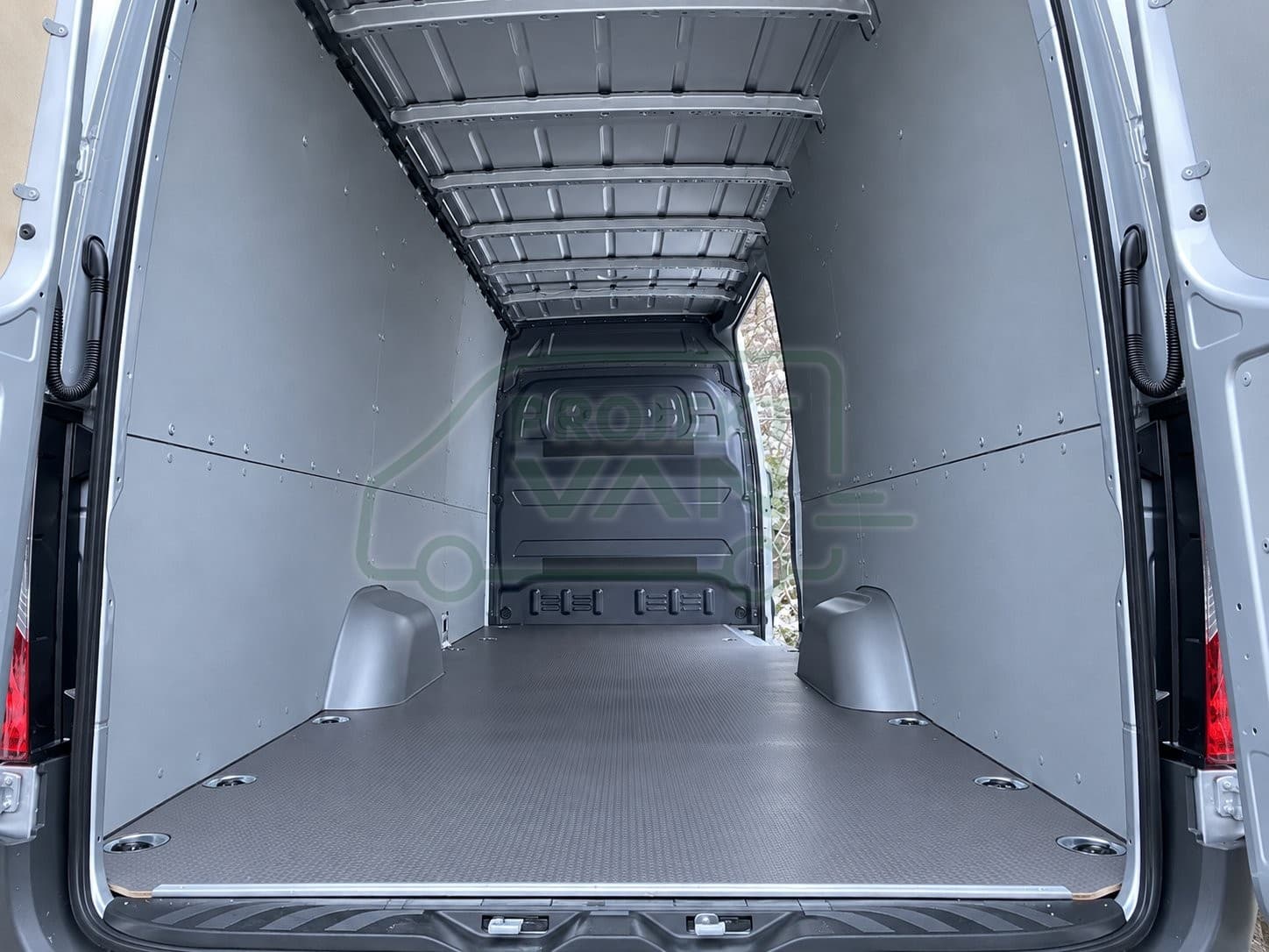 Okładziny boczne z plastiku ABS – Mercedes Sprinter W907 L4H2 4325 — widok 3