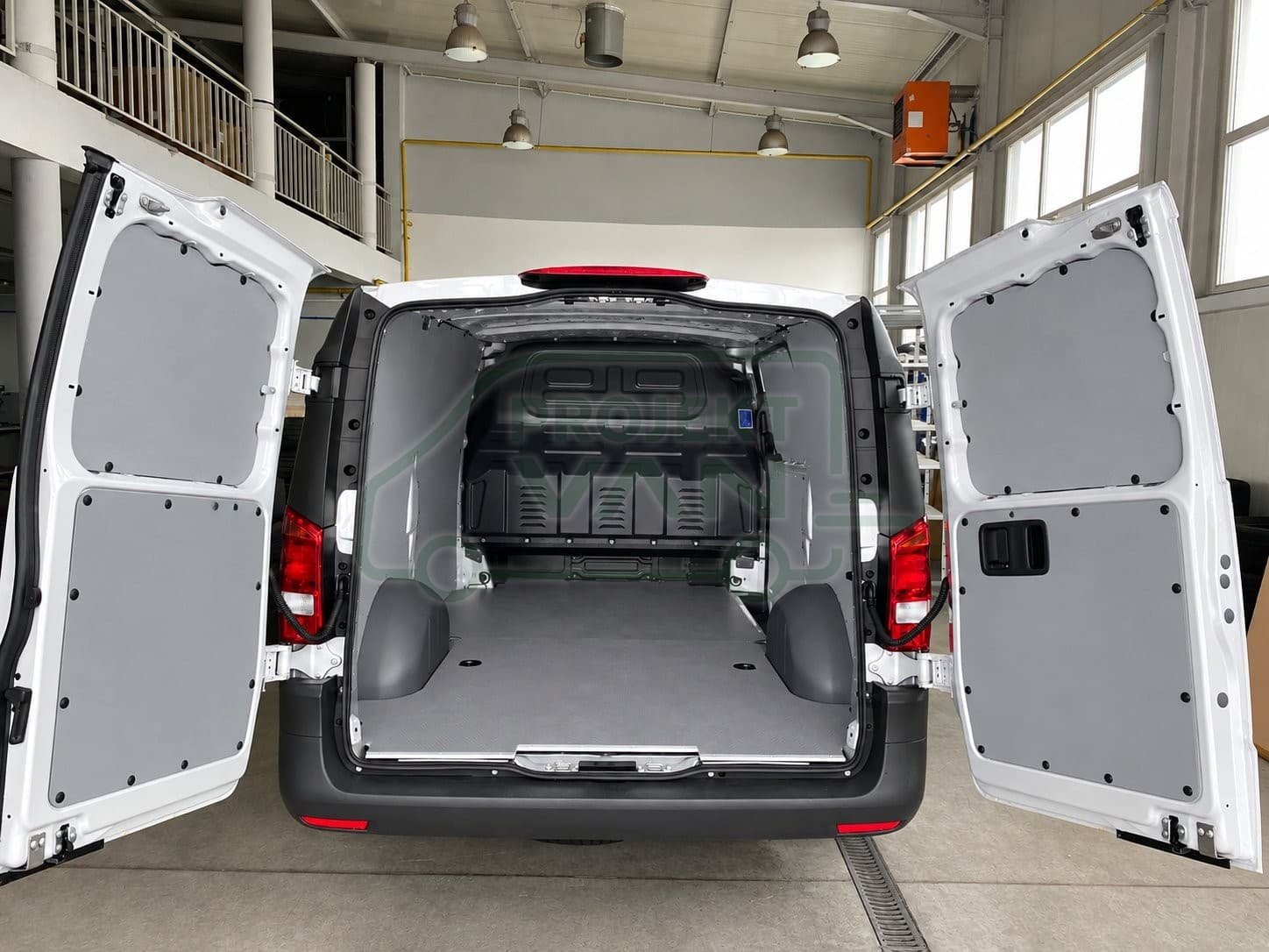 Podłoga ze sklejki z warstwą antypoślizgową – Szara – Mercedes Vito L3H1 15 3430 — widok 4