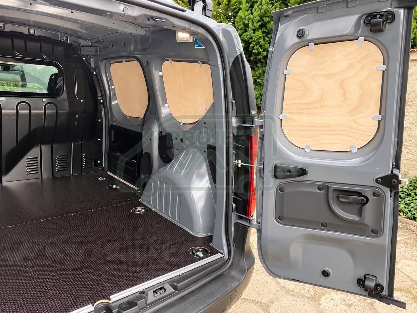 Podłoga ze sklejki z warstwą antypoślizgową – Brązowa – Renault Express Van L1 2812 — widok 4