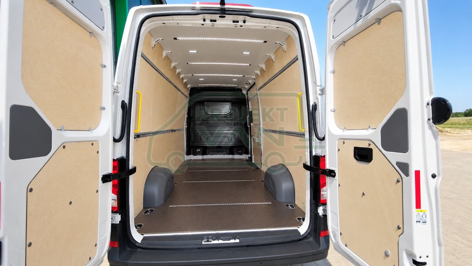 Podłoga ze sklejki z warstwą antypoślizgową – Brązowa – VW Crafter L4H3 4490 RWD SDR — widok 3