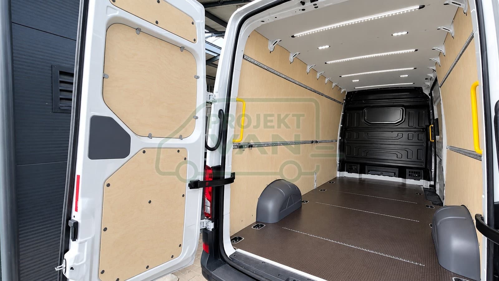 Podłoga ze sklejki z warstwą antypoślizgową – Brązowa – VW Crafter L4H3 4490 RWD SDR — widok 4